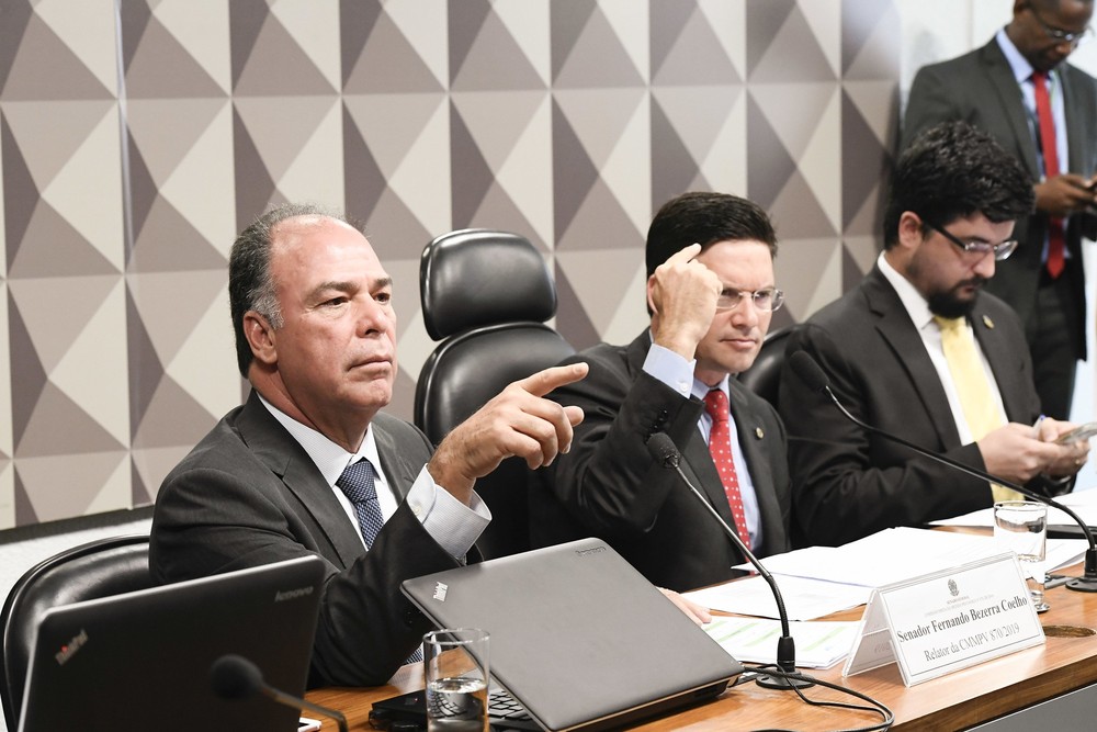 O senador Fernando Bezerra (MDB-PE), relator da medida provisória da reforma ministerial, durante a sessão desta quinta-feira (9) — Foto: Marcos Oliveira/Agência Senado