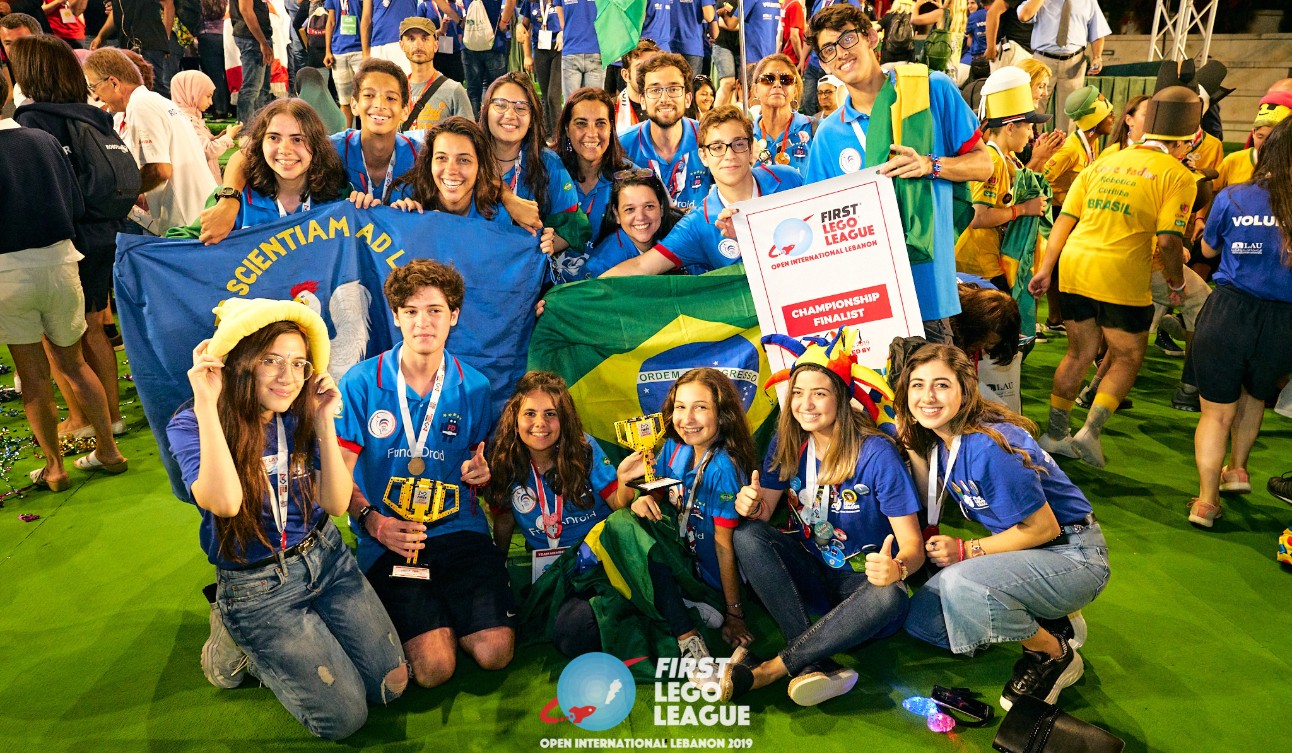 Estudantes da equipe FrancoDroid, do Colégio Liceu Franco-Brasileiro, vibram com a conquista no Líbano