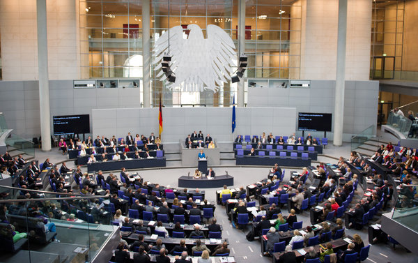 Bundeskanzlerin Angela Merkel (M, CDU) spricht am Mittwoch (27.06.2012) im Bundestag in Berlin. Sie gab eine Regierungserklärung zum Europäischen Rat am 28. und 29. Juni in Brüssel ab. Foto: Maurizio Gambarini dpa/lbn