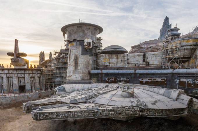 A nave Millennium Falcon foi construída em tamanho real no Star Wars: Galaxy's Edge (Disney/Divulgação)