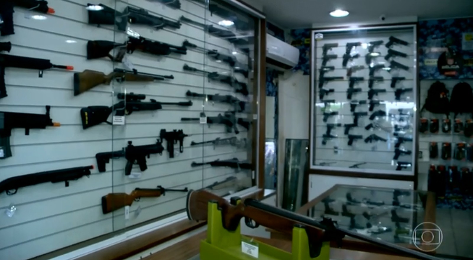 Imagem de um clube de tiro; praticantes esportivos da Suíça são os maiores opositores da lei que restringe comércio de armas no país — Foto: Reprodução/TV Globo