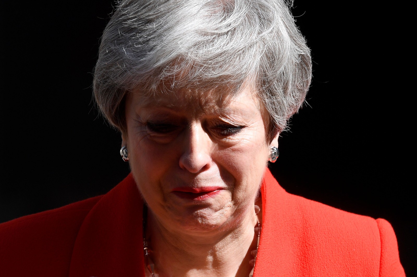 Primeira-ministra britânica, Theresa May, chora ao anunciar sua renúncia nesta sexta-feira (24), em Londres — Foto: Toby Melville/ Reuters