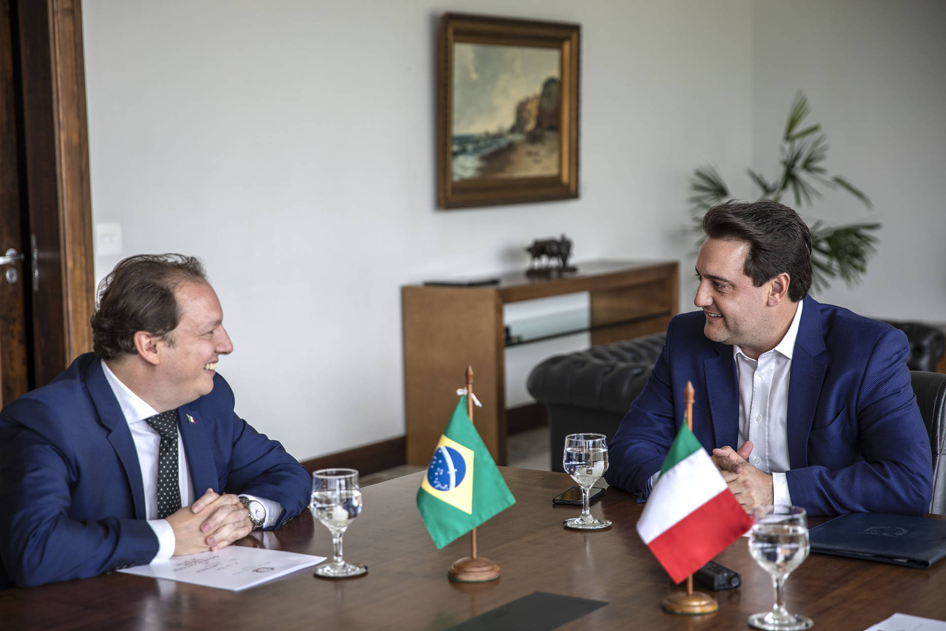 Governador Carlos Massa Ratinho Junior, recebe o Consul da Itália em Curitiba, Raffaele Festa. Curitiba, 11/02/2019. Foto: Maurilio Cheli/ANPr