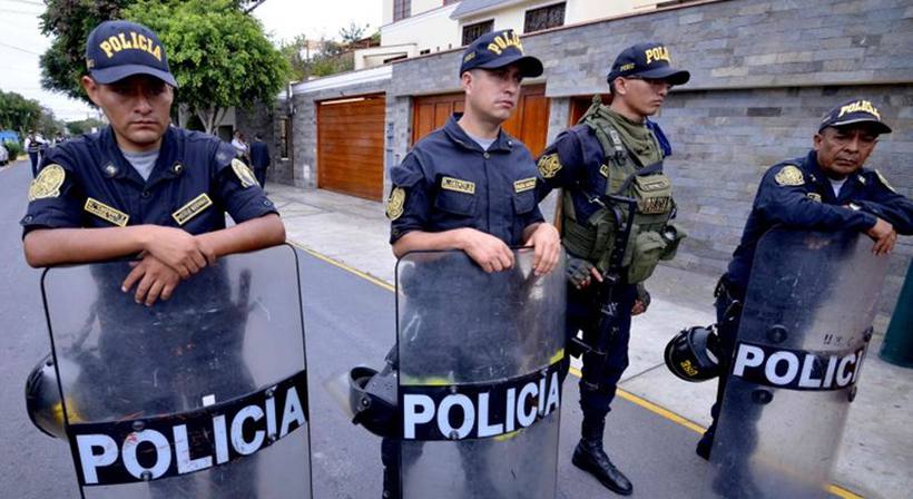 A casa onde o ex-presidente mora com sua família, localizada em Surco, foi cercada por policiais enquanto a Procuradoria notificava sua apreensão (foto: Cris Bouroncle/AFP )