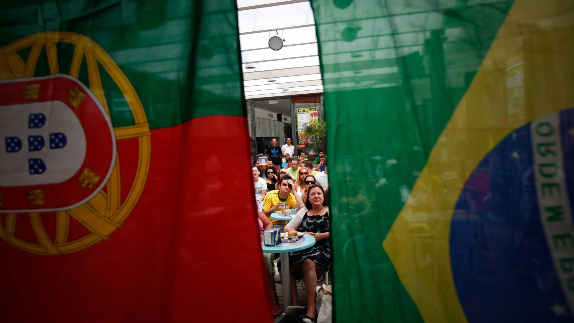Adeptos brasileiros assistem à partida entre as selecções de Portugal e do Brasil num bar na Costa de Caparica, 25 junho 2010 (JOSÉ SENA GOULÃO / LUSA)