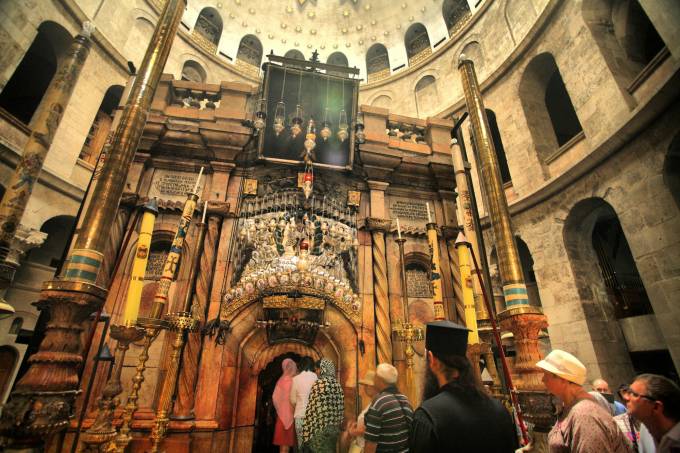 Cristãos e turistas fazem fila para entrar na Edícula, um dos cantos mais sagrados da Basílica do Santo Sepulcro, em Jerusalém, Israel (Noam Chen - Ministerio de Turismo de Israel/Flickr)