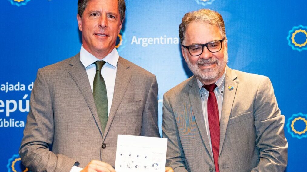 Ministro argentino Pablo Antonio de Angelis e o Diretor de Negócios dos Correios Maurício Lorenzo /foto Nicolas Monteiro da Embaixada da República Argentina.