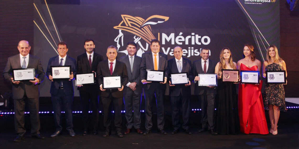 Legenda: O presidente do Sindivarejista, Sebastião Abritta, entre os dez homenageados do Prêmio Mérito Varejista 2024: Os empresários Paulo Milano (esq), Edmar Mothé, Victor Naegele e Carlos Alberto de Amorim, Abritta, o secretário de Segurança Pública do DF, Sandro Avelar, o presidente da CNC, José Roberto Tadros, o âncora da CBN, Brunno Melo, a empresária Ana Paula Bandeira Braga, a jornalista Neila Medeiros, e a empresária Marcella Jardim Nemelada

Credito: Neide Cavalcante