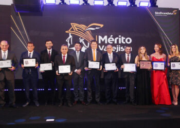 Legenda: O presidente do Sindivarejista, Sebastião Abritta, entre os dez homenageados do Prêmio Mérito Varejista 2024: Os empresários Paulo Milano (esq), Edmar Mothé, Victor Naegele e Carlos Alberto de Amorim, Abritta, o secretário de Segurança Pública do DF, Sandro Avelar, o presidente da CNC, José Roberto Tadros, o âncora da CBN, Brunno Melo, a empresária Ana Paula Bandeira Braga, a jornalista Neila Medeiros, e a empresária Marcella Jardim Nemelada

Credito: Neide Cavalcante