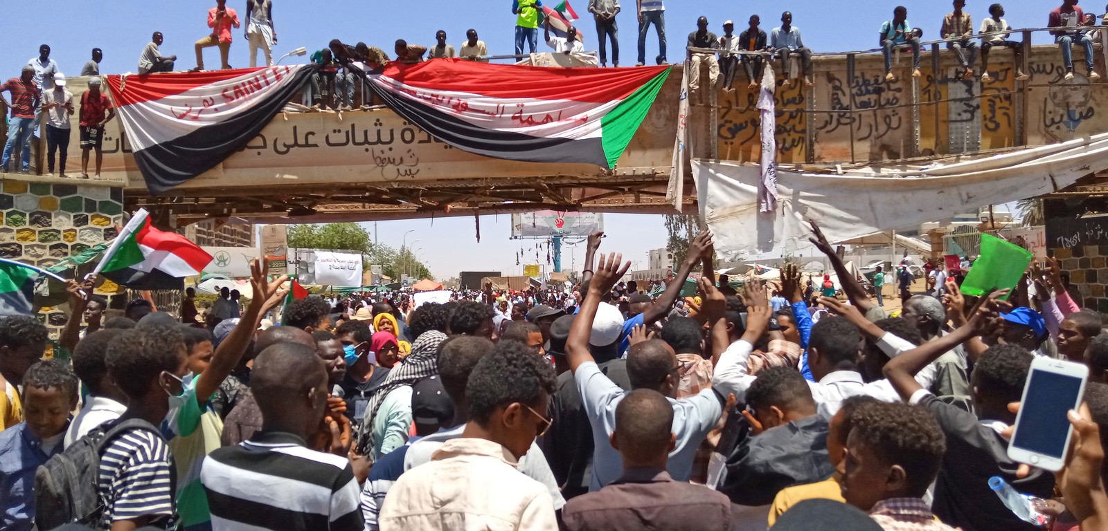 Sudaneses protesto perto de quartel-general militar em Cartum, nesta segunda-feira (15) — Foto: AFP