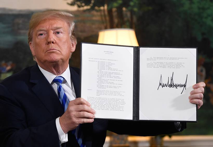 Trump assina um documento para restabelecer as sanções contra o Irã após anunciar a retirada dos EUA do acordo nuclear nigeriano (foto: Saul Loeb / AFP )