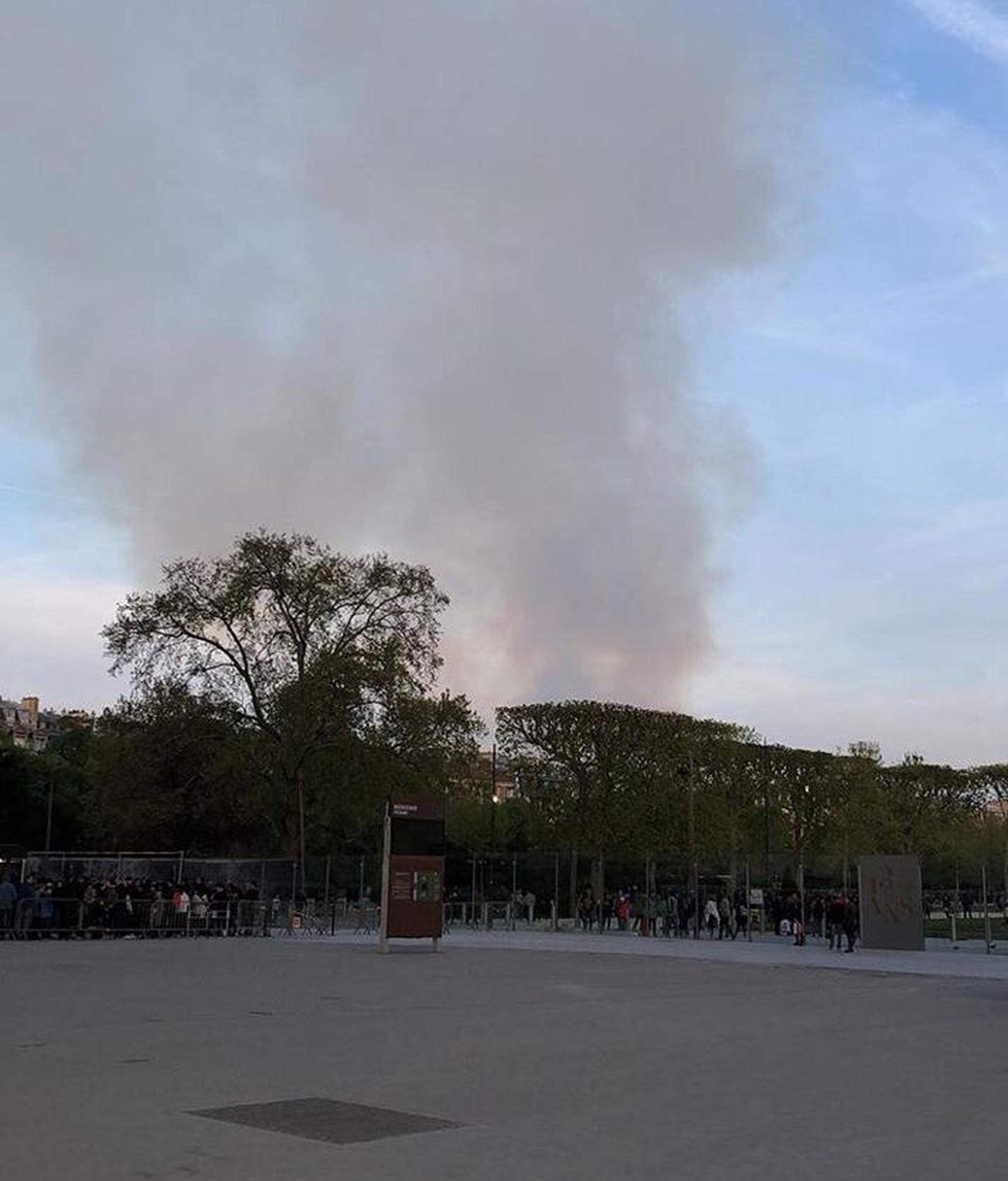 Ingrid registrou a fumaça da Catedral de Notre-Dame na tarde desta segunda-feira (15) — Foto: Ingrid Rizzo/ Arquivo Pessoal