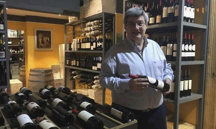 Joaquín Alberdi em sua loja: destino certo para os amantes do vinho em Buenos Aires - O Globo / Janaína Figueiredo